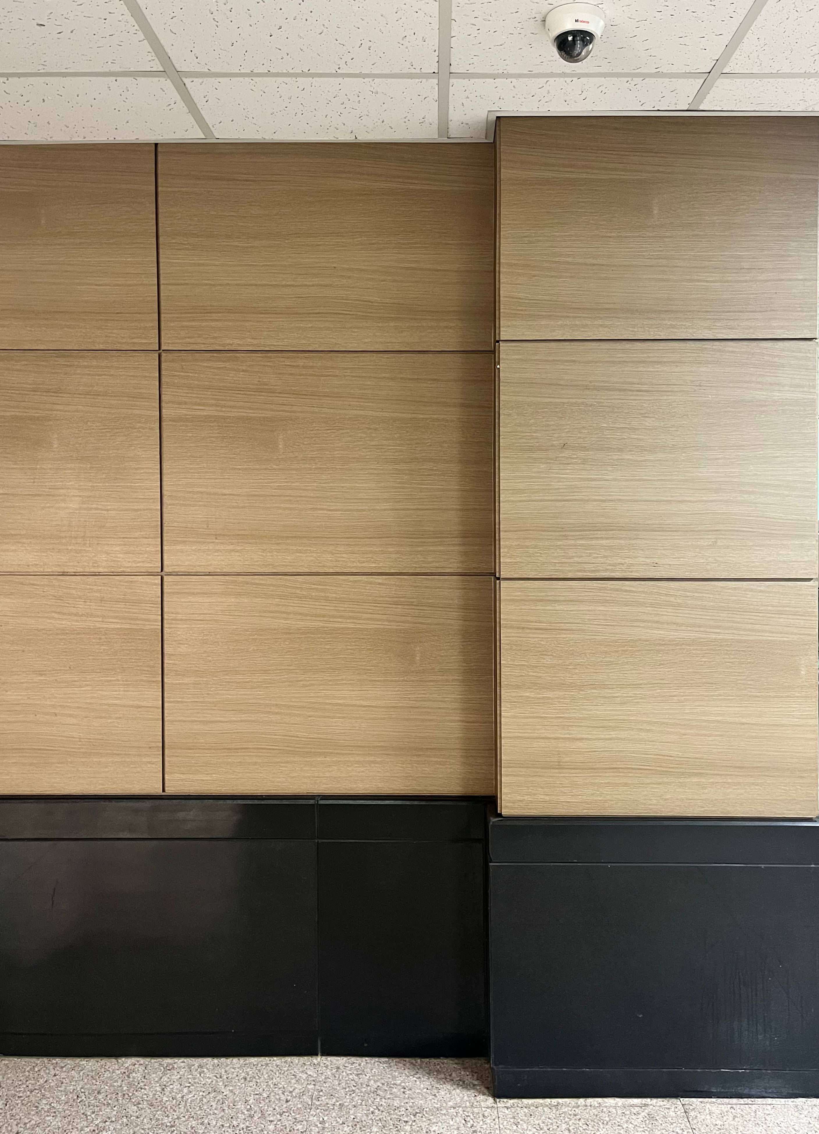 4분의 3은 연한 갈색 나무로 되어있고 나머지는 검정색 석고로 되어있는 벽