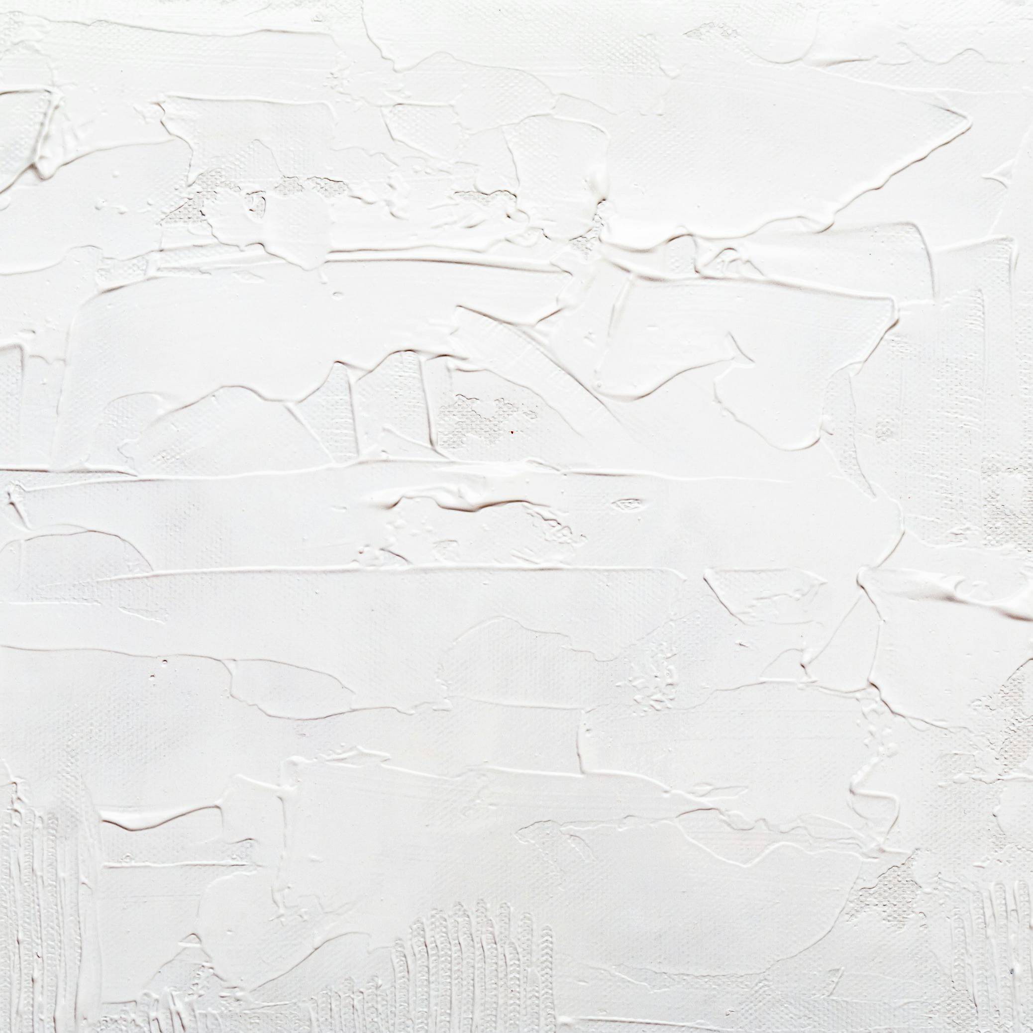 하얀색 페인트가 덕지덕지 발라져있는 벽