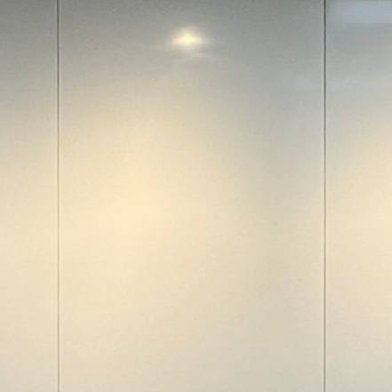 회색 계열의 벽에 노란빛 조명