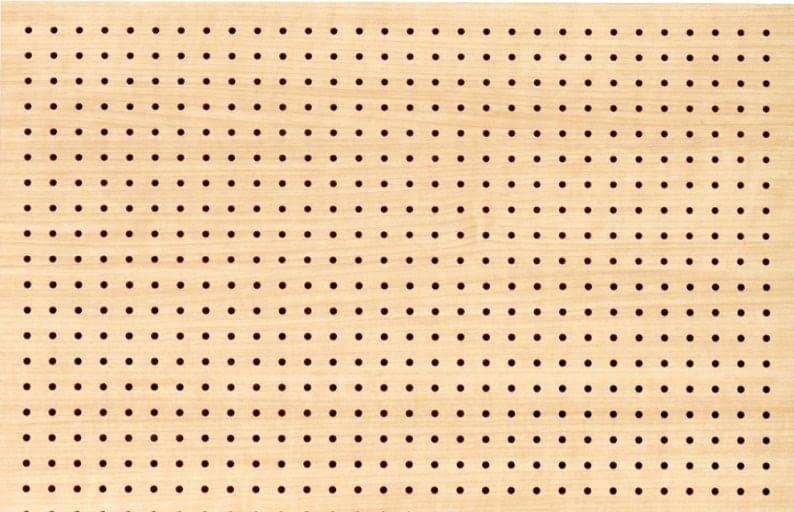 밝은 나무 판에 구멍이 가지런히 뚫려 있습니다, 구멍들이 똑같은 간격으로 줄지어져 있습니다.