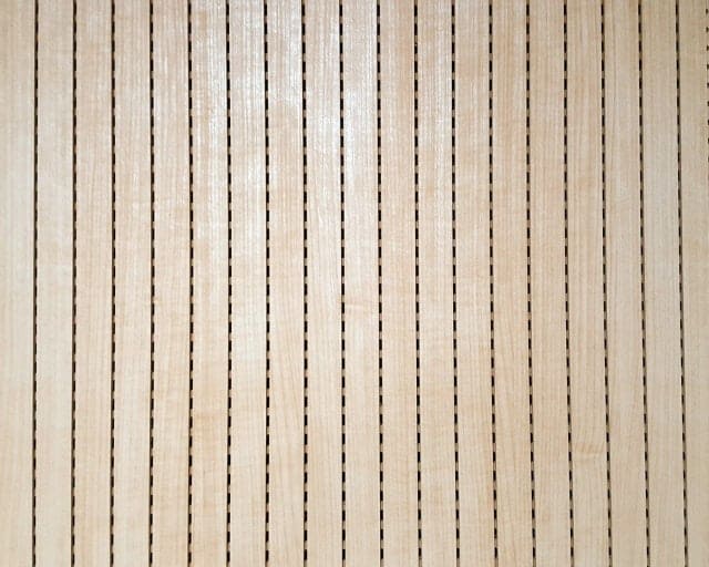 밝은 갈색 나무 판이 얇게 배열되어 있습니다. 