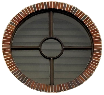 테두리는 붉은 벽돌로 둘러싸여 있는 원형 창문이며, 중간에 작은 원이 들어가 있는 십자 모양의 검정색 창틀으로 4등분 되어 있다.