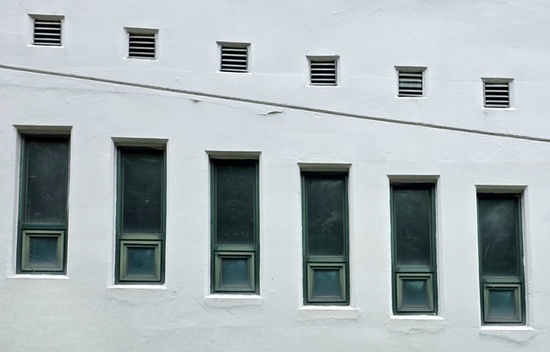 총 6개의 세로로 긴 직사각형의 창문들이 일정한 간격을 두고 사선으로 배열되어 있으며, 각 창문의 위에 정사각형의 환풍구가 있다.