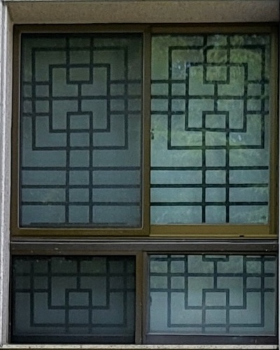  직사각형 형태의 네 개의 창문이며, 우리나라 전통 한옥의 창살무늬와 비슷한 형태의 검은색 창틀로 이루어져있다.