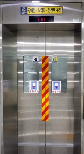 엘레베이터의 각 문 중간에 작은 유리창이 있다.