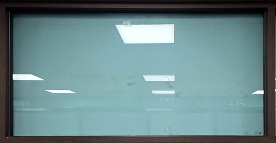 갈색 창틀에 하나의 유리창으로 이루어진 창문이며 벽처럼 고정되어 있다.