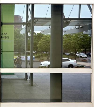 흰색 창틀에 2개의 유리창으로 이루어진 고정창이며 윗쪽의 창문이 아랫쪽 창문보다 가로로 길다.