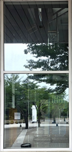 흰색 창틀에 2개의 유리창으로 이루어진 고정창