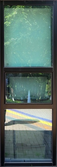 검정색 창틀에 세로로 긴 직사각형의 창문