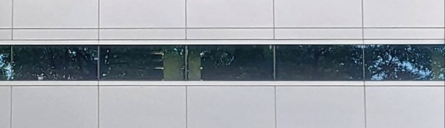 흰 벽에 가로로 긴 직사각형의 창문