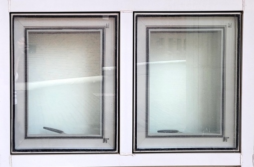 흰색 창틀에 2개의 유리창으로 이루어진 창문이며 각 창틀의 아랫부분에 손잡이가 달려있다.