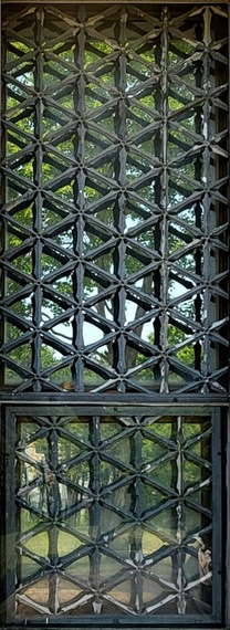 세로로 긴 직사각형 창문이며, 창틀이 정육각형 벌집처럼 생긴 격자로 이루어져있다.