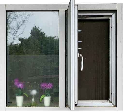 흰색 창틀에 2개의 유리창으로 이루어져 있는 창문이며 한 쪽이 문처럼 열려 있다.