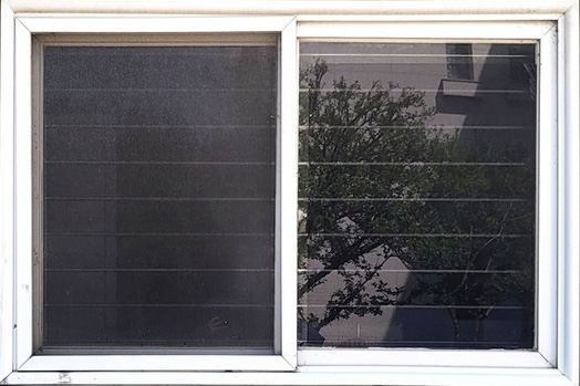 흰색 창틀에 2개의 유리창으로 이루어진 창문